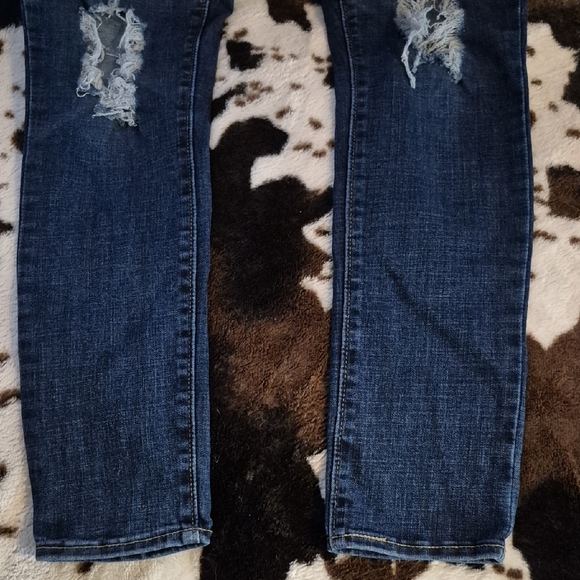 Levi's Ankle Jeans in Deep Blue with Ripped Knees - Picture 6 of 9